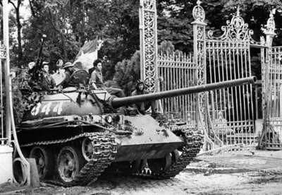 Танк Северного Вьетнама проезжает через ворота к президентскому дворцу в Сайгоне. 30 апреля 1975.