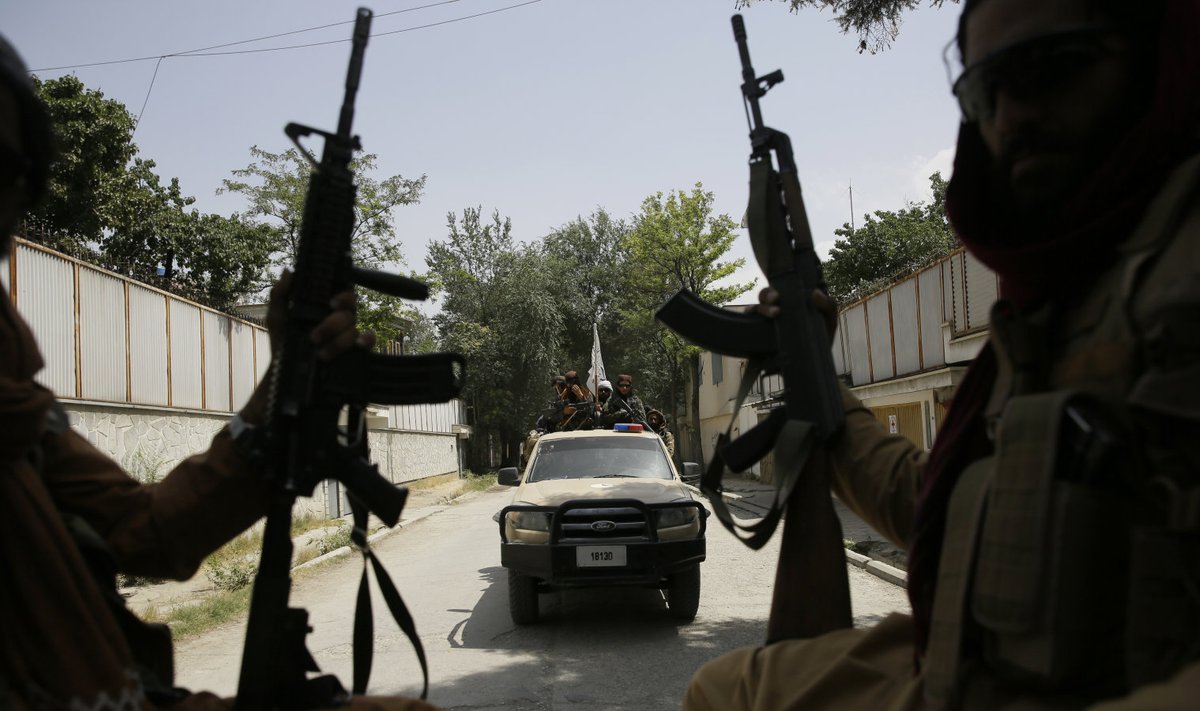 Talibani võitlejad eile pealinnas Kabulis patrullis. 