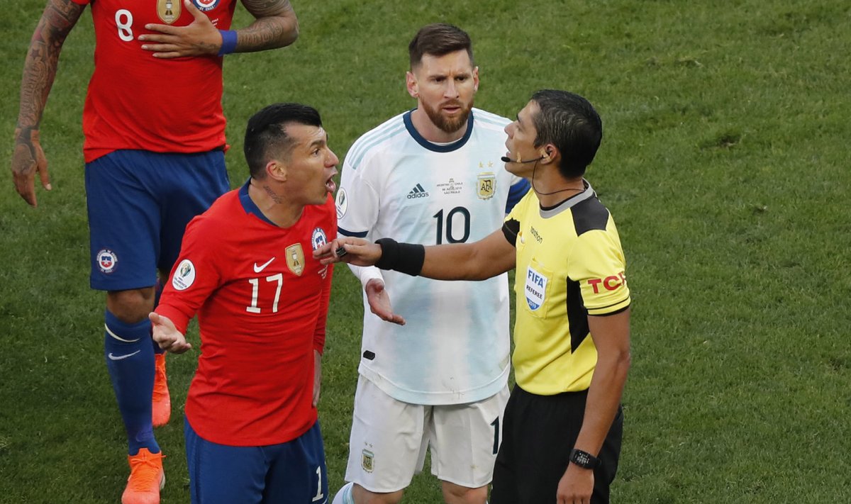 Gary Medel, Lionel Messi ja peakohtunik Mario Diaz