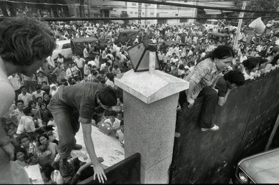 Южные вьетнамцы пытаются спастись бегством, пробираясь на территорию посольства США в Сайгоне. 30 апреля 1975.
