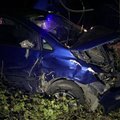 ФОТО: В Аэгвийду пьяный водитель врезался в дерево