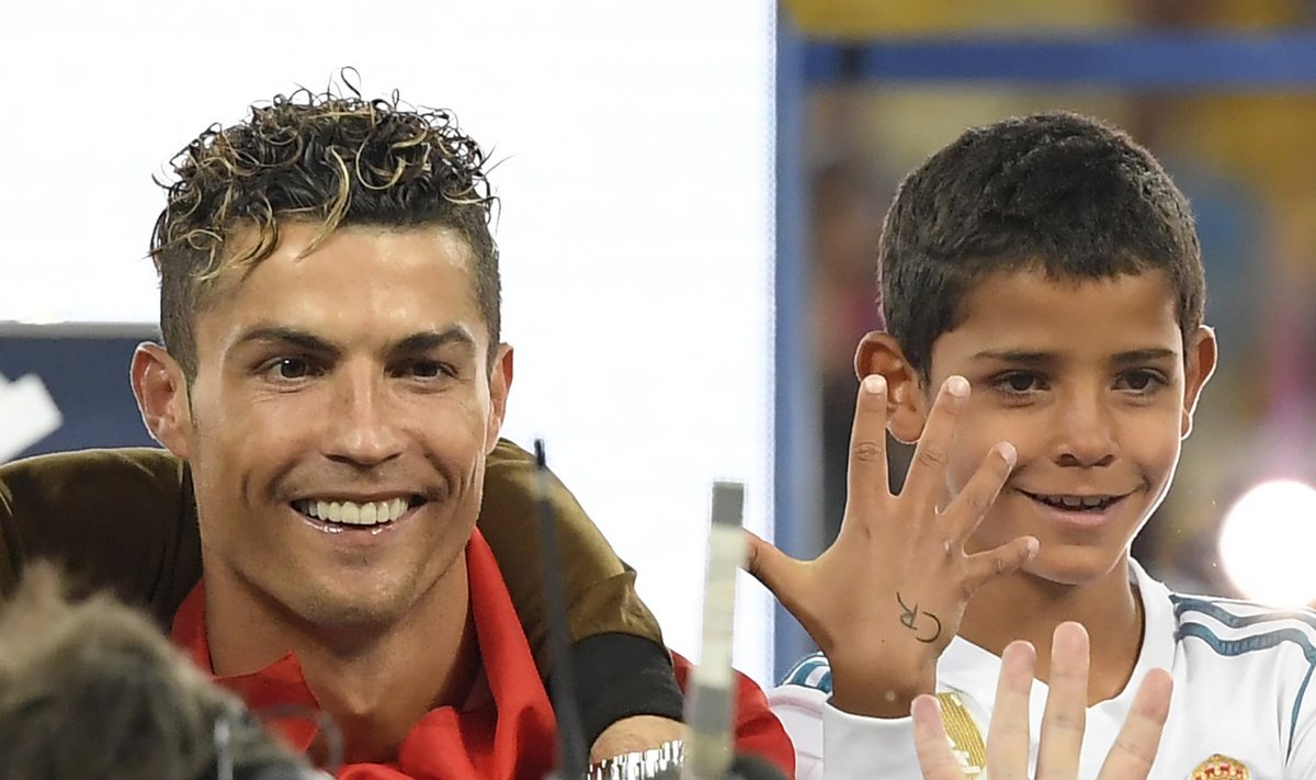 Cristiano Ronaldo koos poja Cristiano juunioriga
