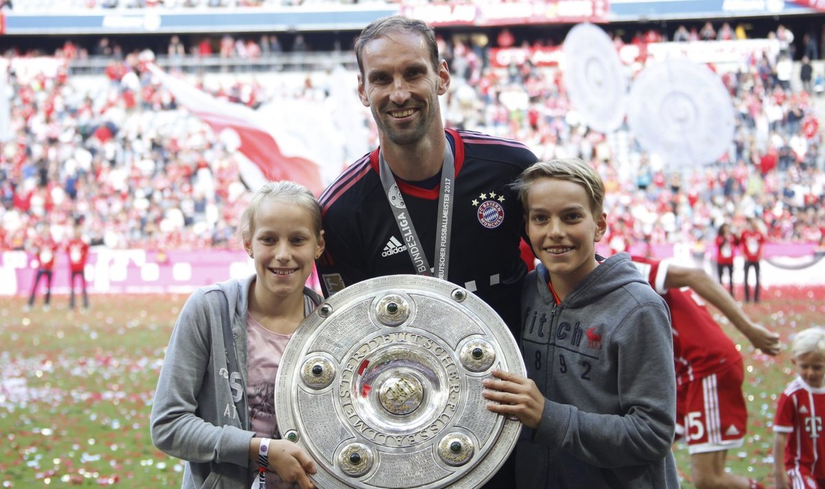 Tom Starke kevadel koos laste ja Bundesliga trofeega. Toona arvas Starke veel, et on karjääri lõpetanud
