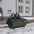 ФОТО: Депутаты развлекались с военной техникой во дворе Рийгикогу