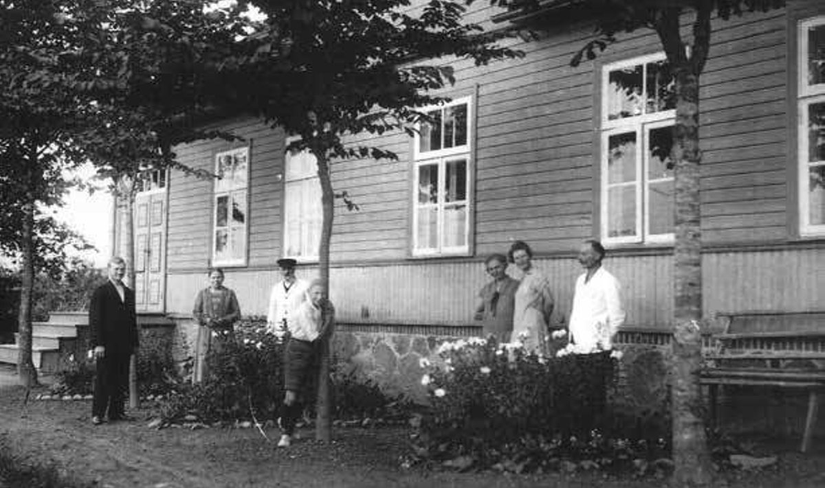 Foto aastast 1927, kui pank asus Kristjan Perteli majas.Vasakul: pangaametnik Theodor-Adolf Reimann, majaomaniku abikaasa Mari Pertel; majaomanik Kristjan Pertel; majaelanikud Hansmuth, Emilie, Salme ja Jaan Laamid (hiljem Laasalud)