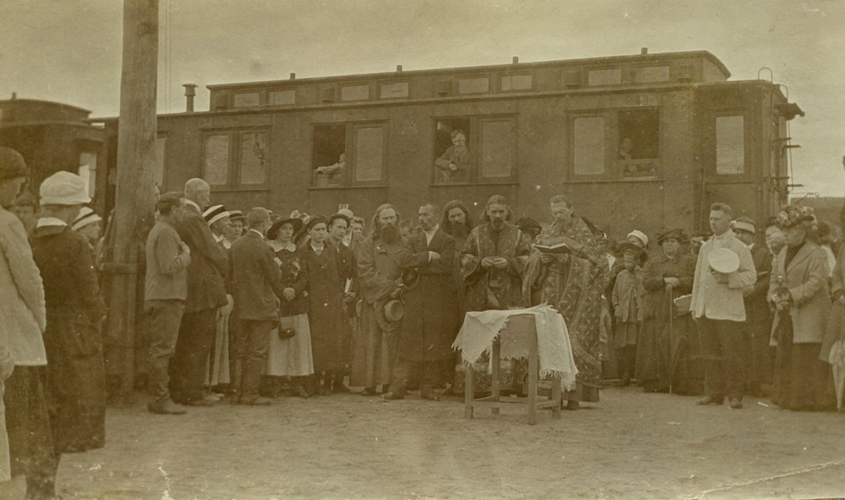 Õigeusu kirikutegelased õnnistamas Tartu raudteejaamas Venemaale evakueeritavaid ülikooli varasid. (Foto: Tartu ülikooli muuseumi kogu.)