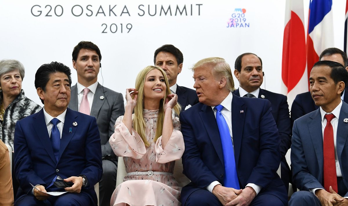 Ivanka isaga G-20 kohtumisel. Pildile mahtusid ka Briti, Jaapani, Kanada, Itaalia, Egiptuse ja Indoneesia liidrid.