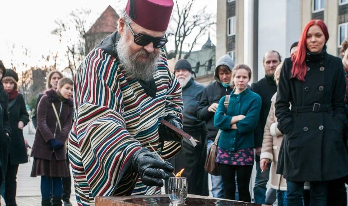 18. aprillil tegi Leonhard Lapin Vabaduse platsil festivali Diverse Universe raames tuleküllase performance’i, aga juba lapsena teadis, et saab kunstnikuks. Ta on teinud puhta vormiga ilu, aga ka šokikunsti.