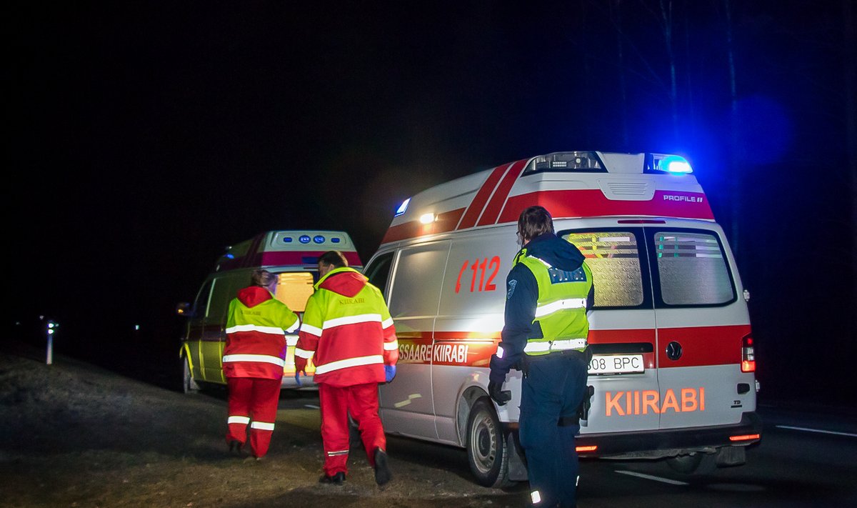 Kiirabi üritas noort naist päästa ja viis ta haiglasse, kahjuks naine suri hiljem