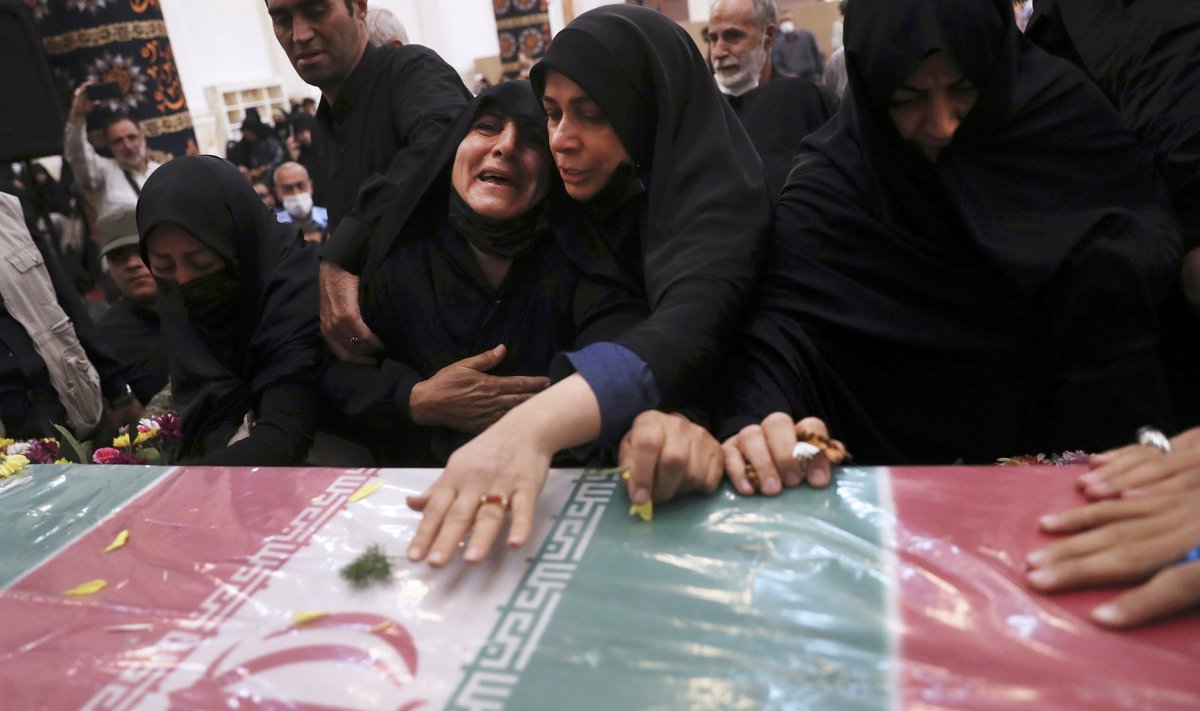 Leinajad kolonel Hassan Sayyad Khodaei kirstu ümber