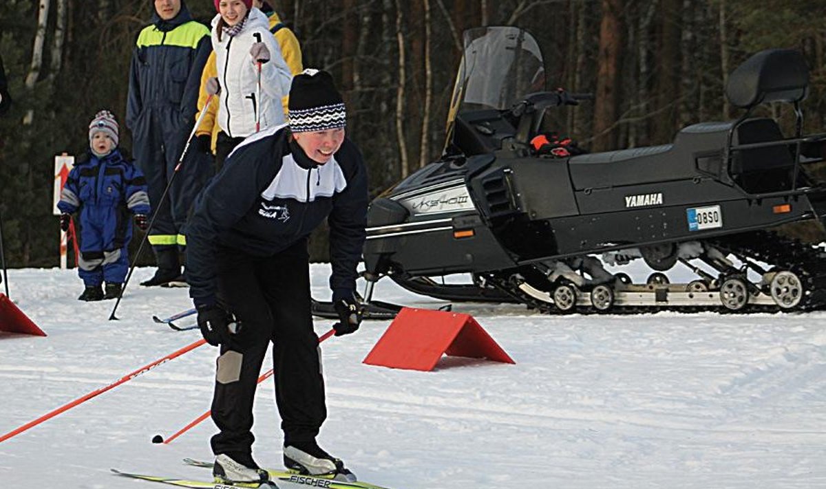 Linda Pärnpuu Kullamaa lahtistel meistrivõistlustel suusatamas. Foto Karin Püll