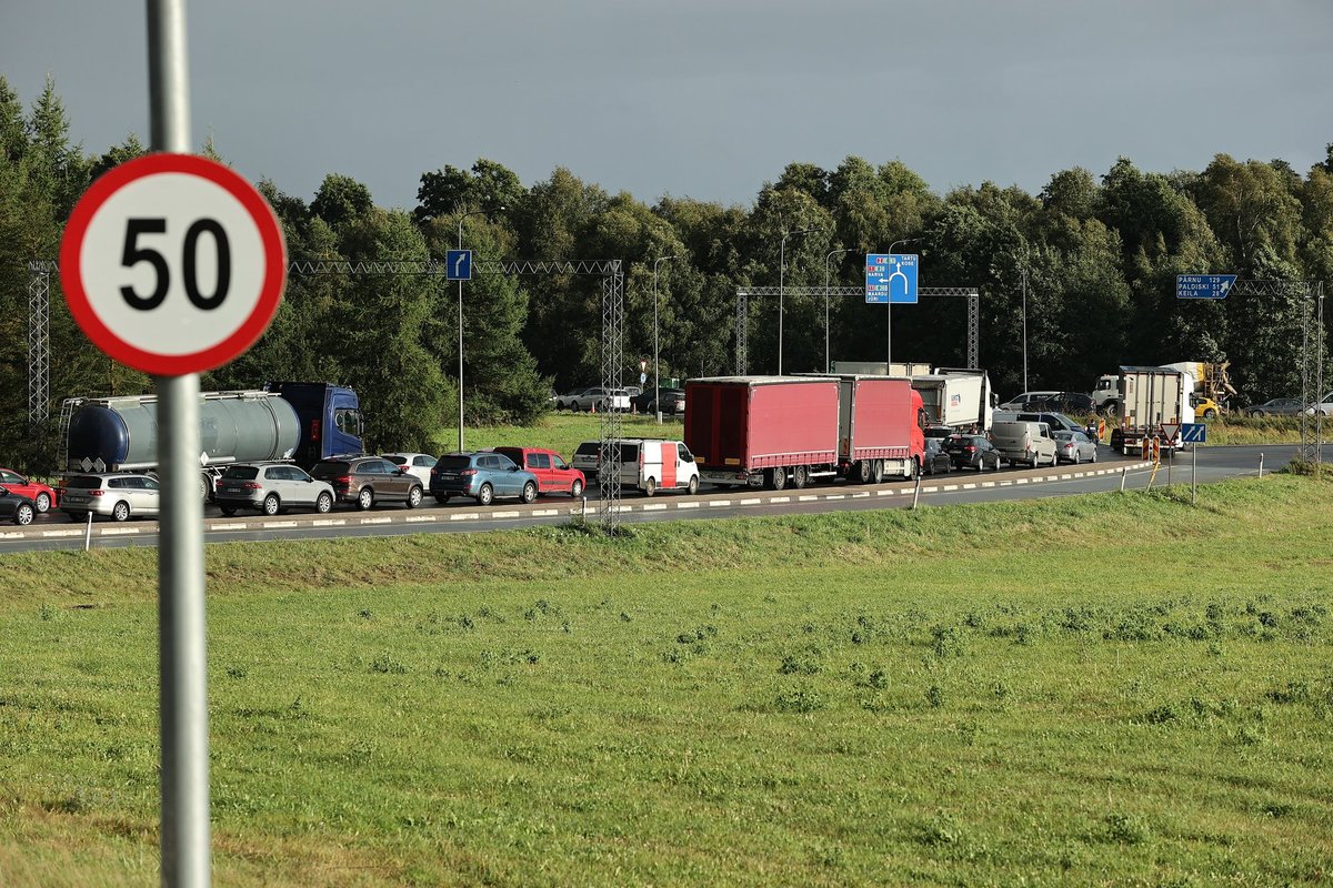 FOTOD | Veoauto sõitis Jüri viaduktil kraavi, liiklus on osaliselt suletud