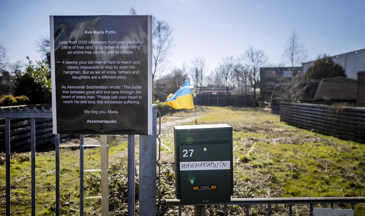 Fotomeenutus eelmisest kevadest, kui maatükile toodi Ukraina lipp. Ühtlasi jäeti Putini tütrele märgukiri.
