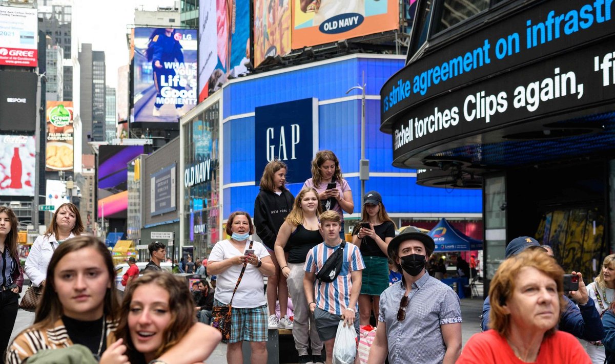 New Yorgi kuulus Times Square on taas turiste ja uudistajaid täis.