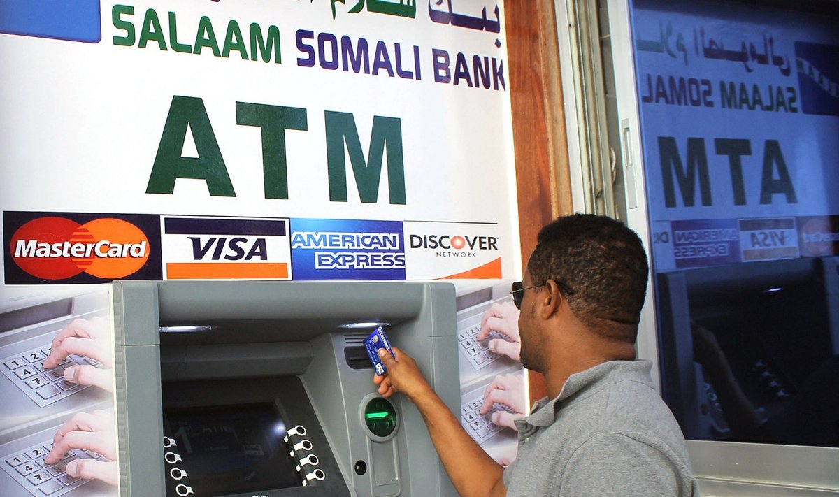 Somaali mees võtab Mogadishu hotelli vestibüülis pangaautomaadist dollareid välja.
