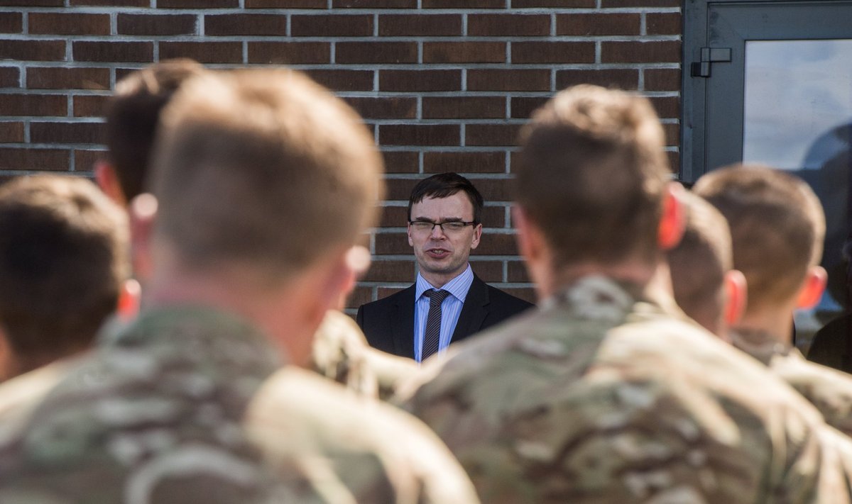Kaitseminister Sven Mikser sõdureid tervitamas