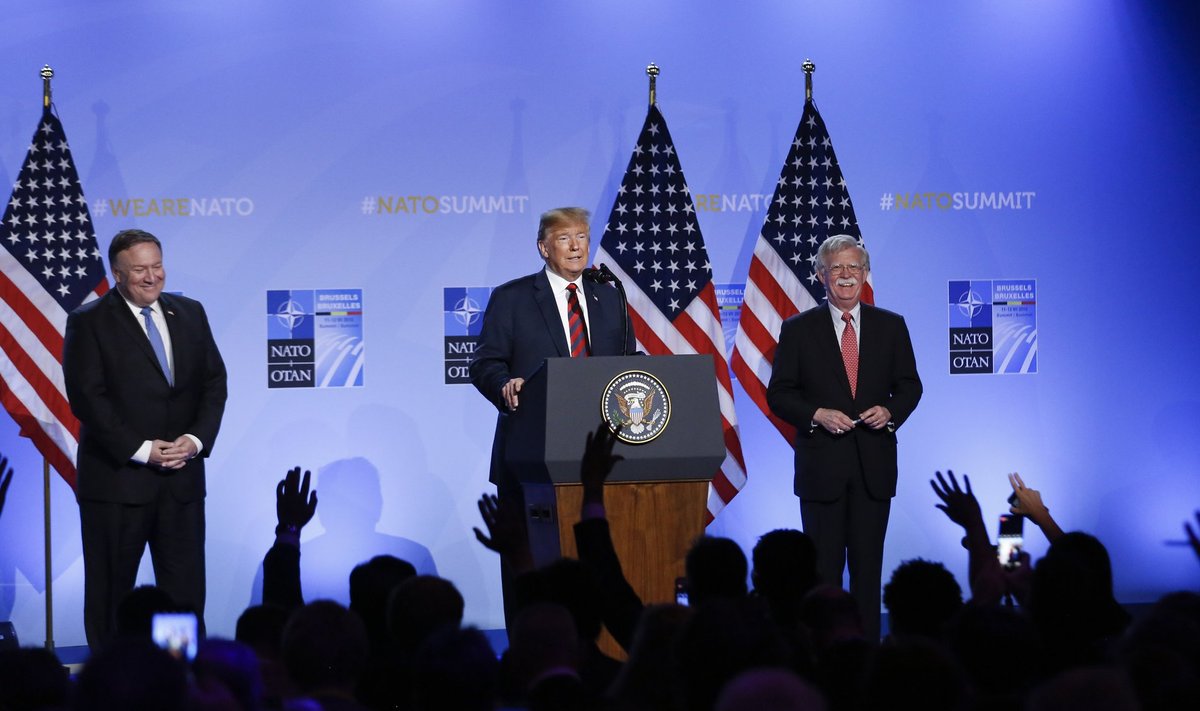 NATO tippkohtumine sai läbi. Ameerika Ühendriikide president Donald Trump, välisminister Mike Pompeo ja riikliku julgeoleku nõunik John Bolton kohtumisejärgselt pressikonverentsil küsimustele vastamas.