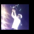 FOTOD ja VIDEO: Verine kontsert: flirt drooniga lõppes Enrique Iglesiasele väga valusalt!