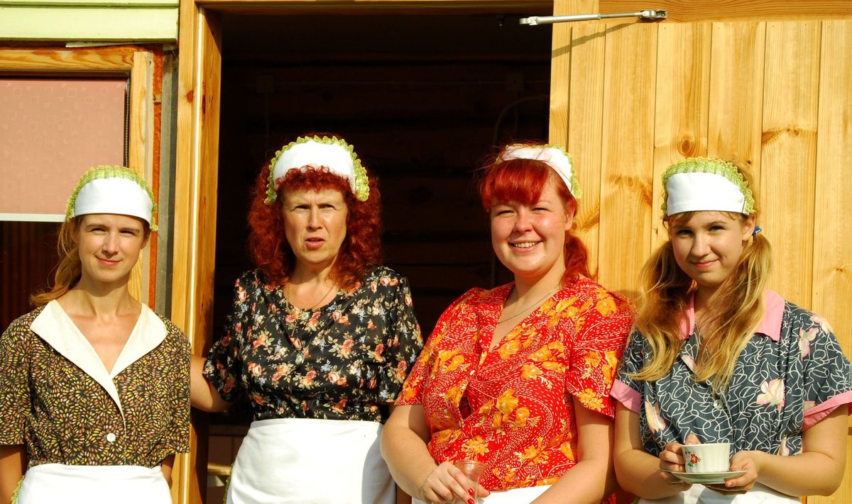 Toomemäe talu  piirakupuhveti perenaised Kerli, pereema Sirje, Meelike ja Laura Kruusamäe aasta 2013 kostipäival.