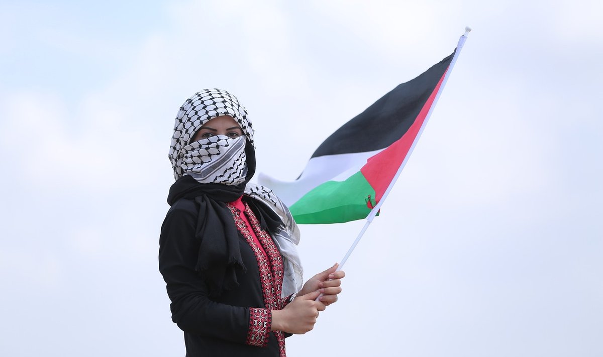 Женщина с флагом Палестины