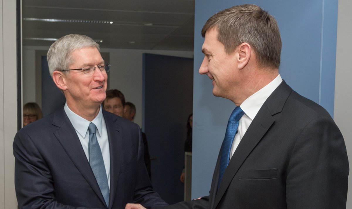 Andrus Ansip kohtus Apple'i tegevjuhi Tim Cook'iga (vasakul)