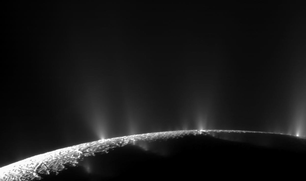 Sondi Cassini pilt Saturni kaaslase Enceladuse geisritest, mis paiskavad Saturni ümbrusesse erinevaid gaasilisi ühendeid, muuhulgas vett ja tolmuosakesi.