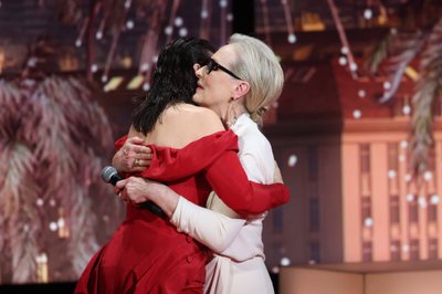 Juliette Binoche andis Meryl Streepile auhinna üle.