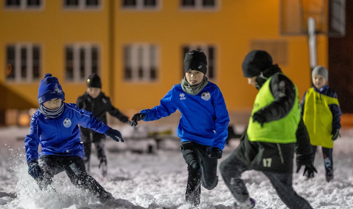Vapramad poisid jätkavad harjutamist ka lumesupis, aga paljud löövad ka käega.