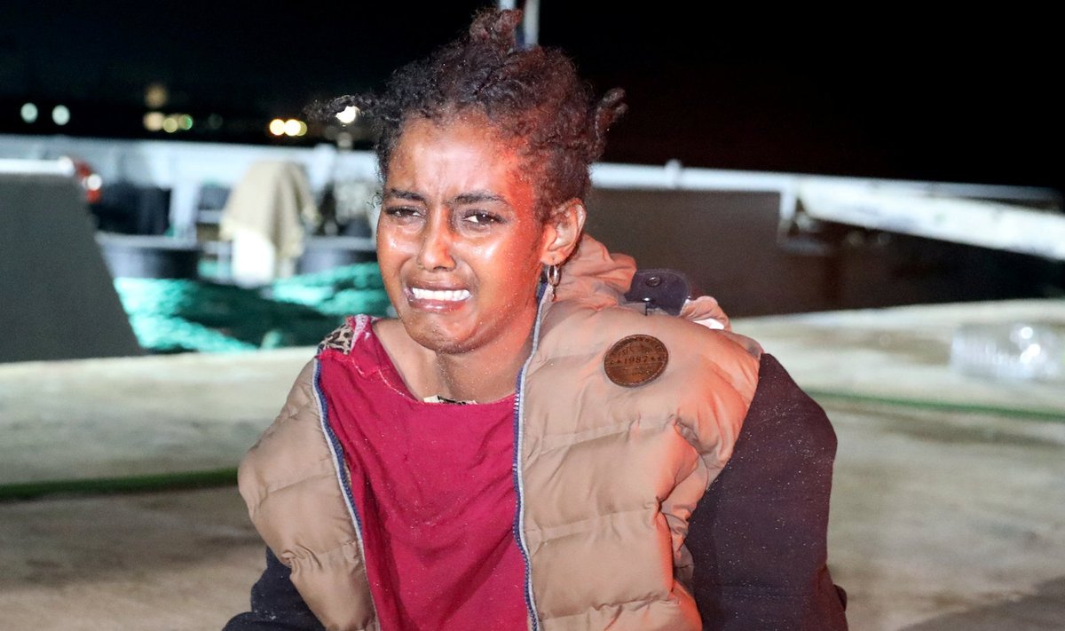 Vahemerelt päästetud naine esmaspäeva õhtul Liibüas Tripoli mereväebaasis
