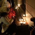 ФОТО: Эстонские гей-активисты зажгли свечи перед посольством России в Таллинне