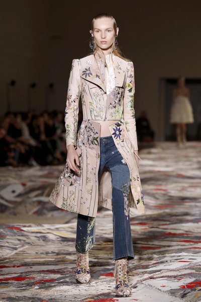 Alexander McQueeni suvine stiilinäide: kolmveerandpikkuses tikanditega kaunistatud teksad, mille lillemotiiv kordub ka mantlil.