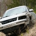 FOTOD | Poolteist promilli ja Volkswagen Passat rullus kraavi. Roolijoodik tegi Türi vallas avarii