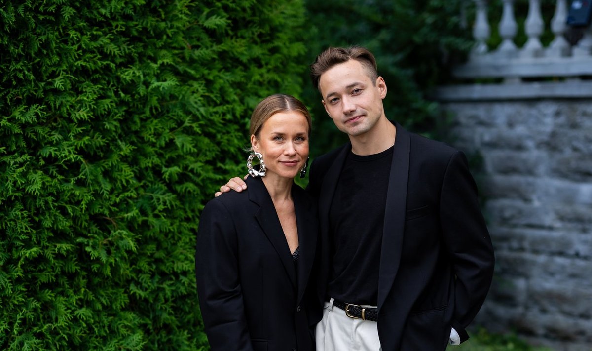 KINDEL PAAR Näitleja Evelin Võigemast ja muusik Jonas Kaarnamets ei varja oma suhet - nad poseerisid fotograafidele teineteise embuses presidendi vastuvõtul Kadrioru lossi roosiaias.