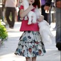 FOTOD: Katie Holmes kannab salli ja mantlit, tütar suvekleiti - õues 11 kraadi sooja
