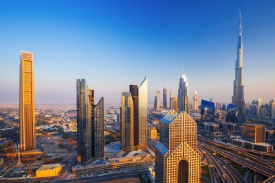 Dubai pilvelõhkujad päikeseloojangu taustal.