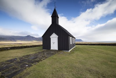 Must kirik Islandi lääneosas.