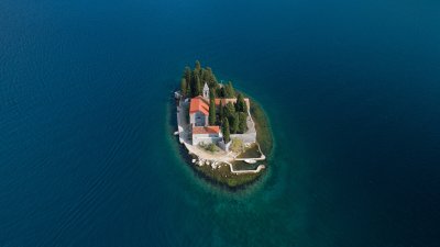 Õhuvaade St. George saarele (Ostrvo Sveti Đorđe) ja 12. sajandist pärit kloostrile Kotori lahes Montenegros.