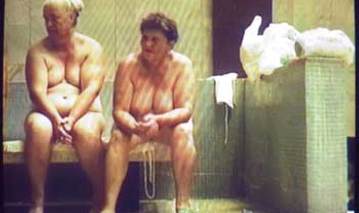 Vanadus tema ausal alasti kujul: kaader Katarzyna Kozyra videost “Naiste saun”, 1997.