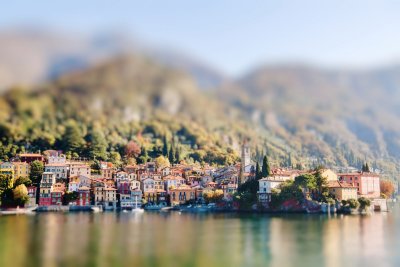 Nagu muinasjutus - päikeseline Varenna  Como järve taustal Itaalias.