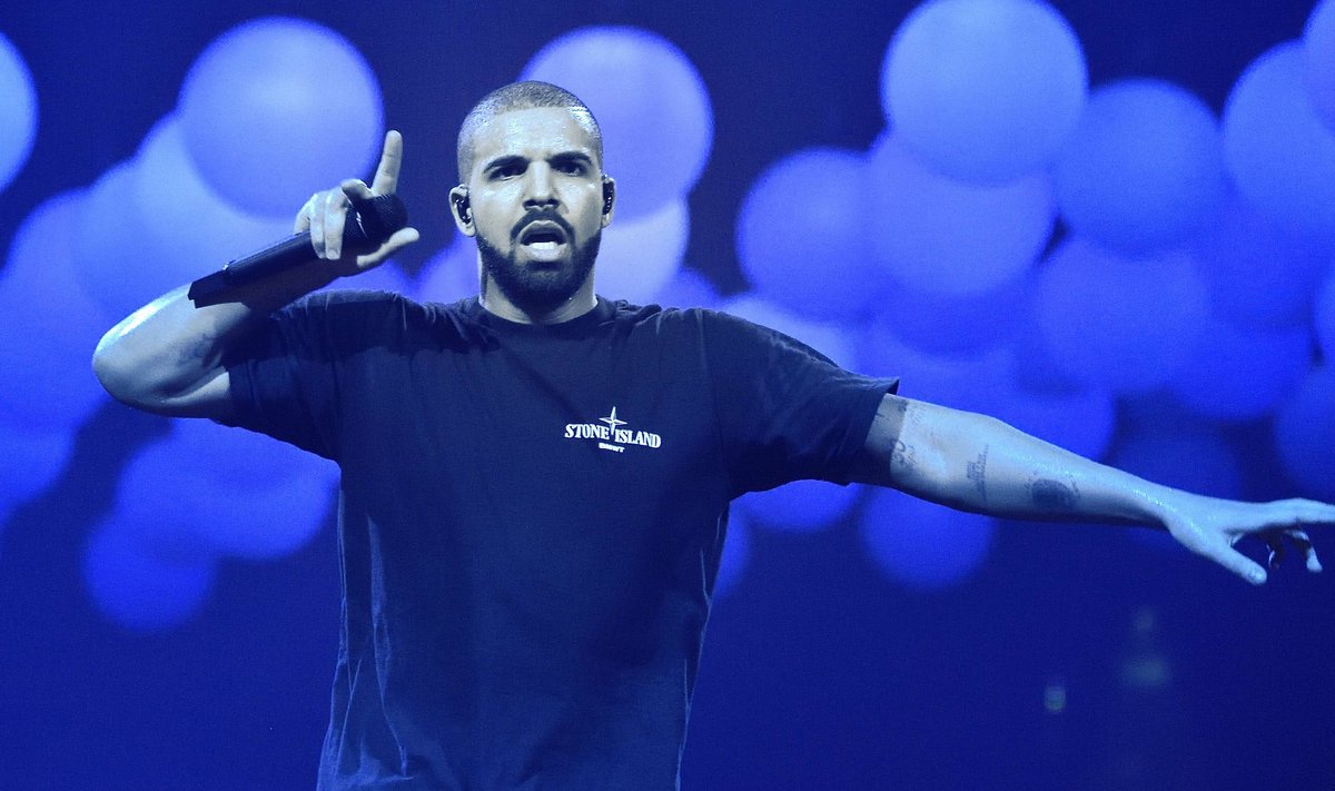 Paris : Drake performs live