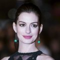 KLÕPS: Bikiinides Anne Hathaway näitas kasvavat beebikõhtu