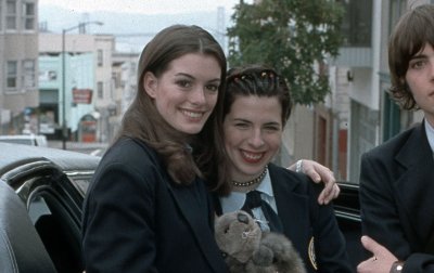 Anne Hathaway (vasakul) ja Heather Matarazzo