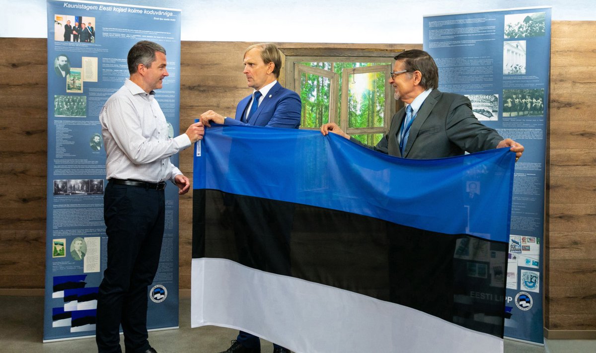 Eesti Lipu Selts kinkis olümpiakoondisele komplekti Eesti lippe