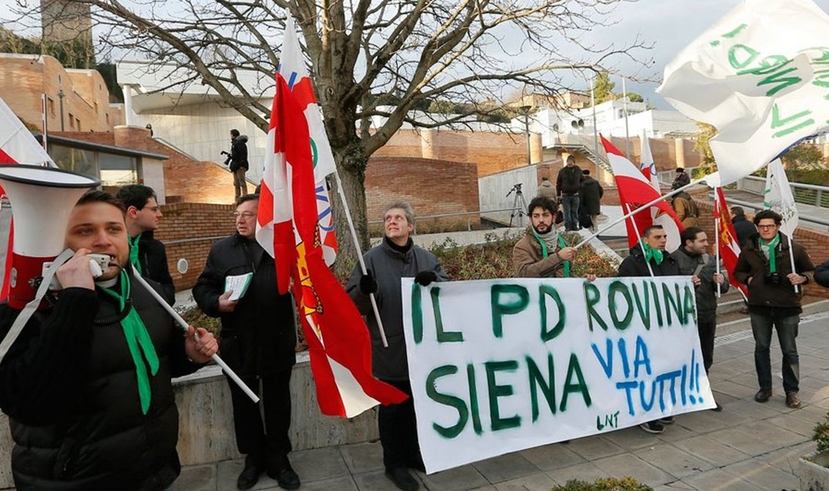 Parempoolse Põhjaliiga aktivistid osutavad Sienas MPS-i juures protestides panga probleemidele. 