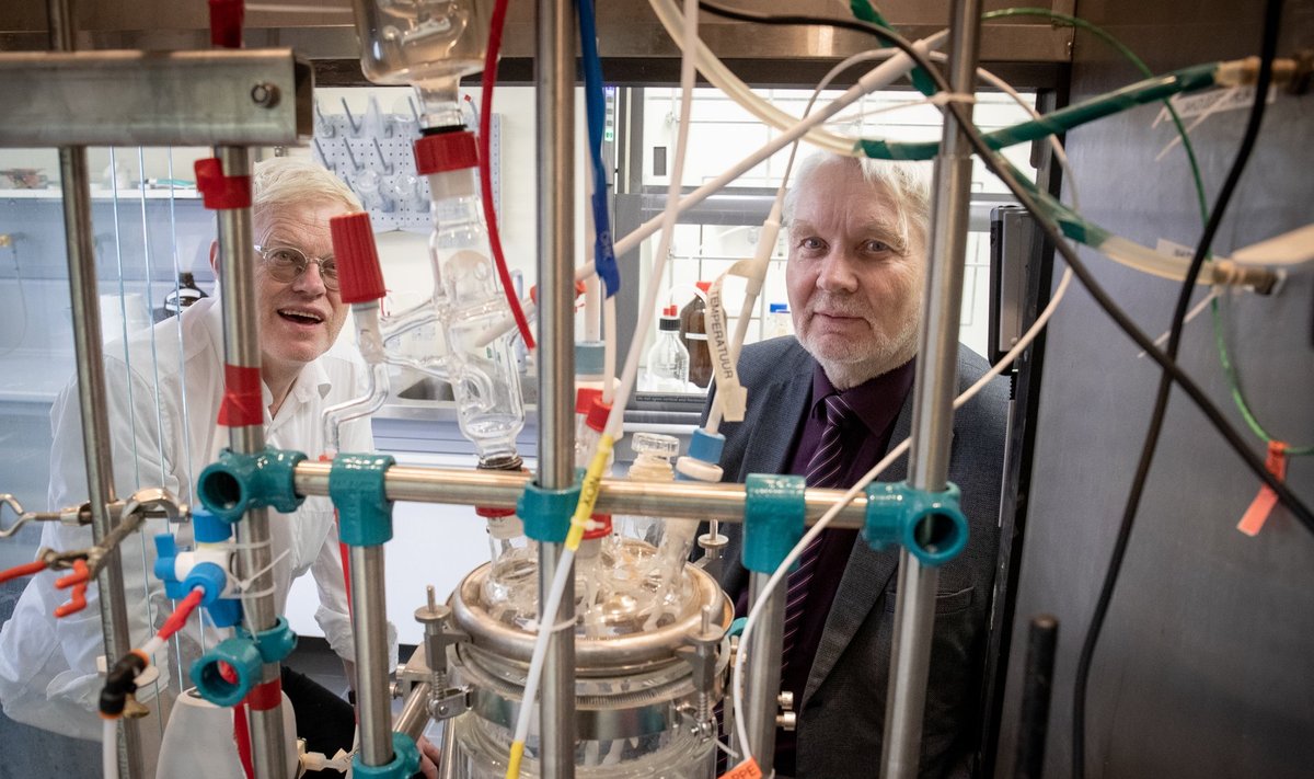 Tallinna tehnikaülikooli professor Margus Lopp (paremal) ja tehnoloogiadoktor Jaan Uustalu näitavad laboriseadet, mille abil on põlevkivist võimalik otse välja võtta keemiatööstuse põhitoorained.