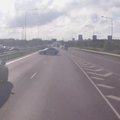 LUGEJA VIDEO | Kiire bemmimees trikitab ja keerutab ohtlikult keset suurt liiklust