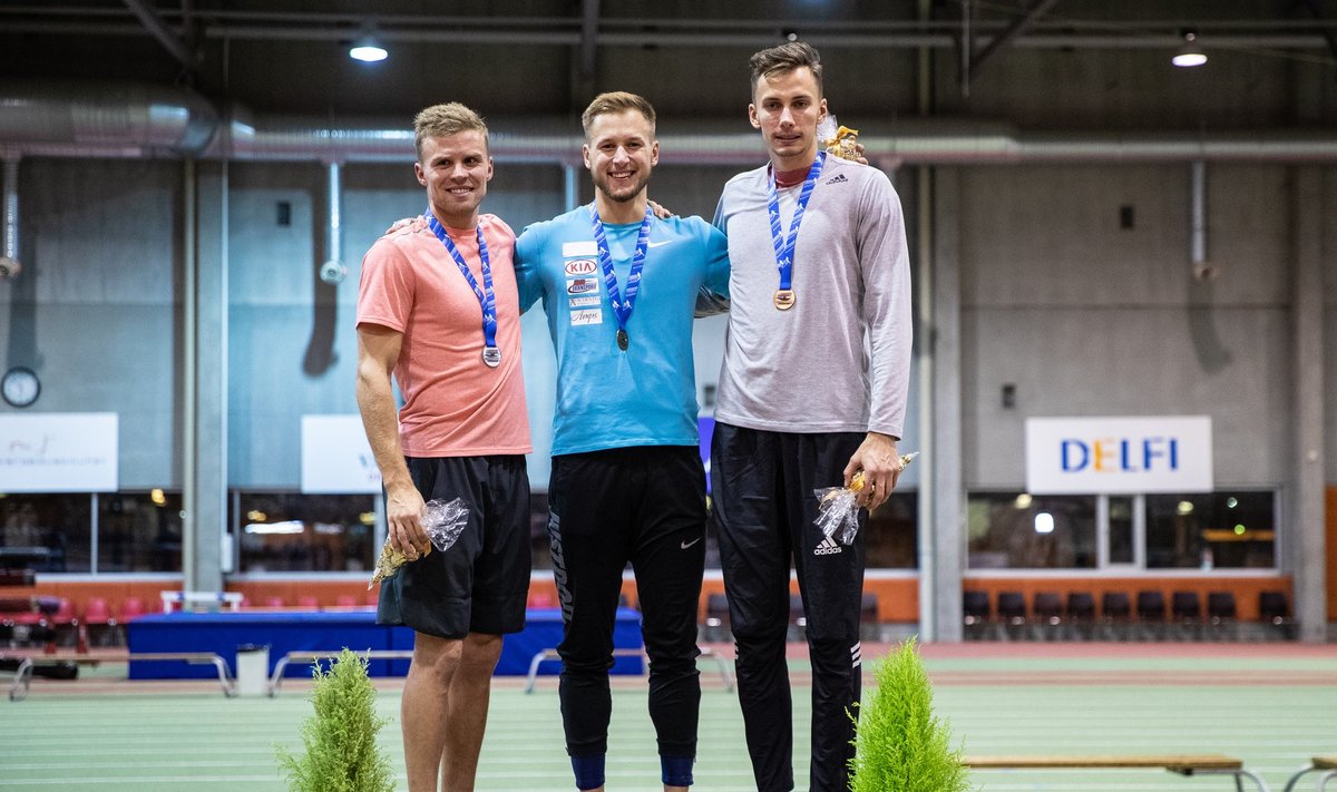Eesti meistrivõistluste esikolmik: Karl Robert Saluri tuli 5950 punktiga teiseks, Janek Õiglane võttis 6085ga võidu ja Kristjan Rosenberg sai 5895 silmaga kolmanda koha.