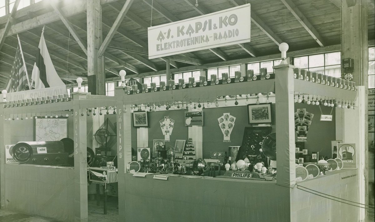 Kapsi &amp; Ko kaubamajas oli 1920. aastatel kolm osakonda: elektriosakonnas müüdi laias valikus elektrikaupu, üldosakonnas pakuti huvilistele tööriistu, ehitustarbeid ja -materjale ning puutööstuse osakonnas müüdi mööblit.