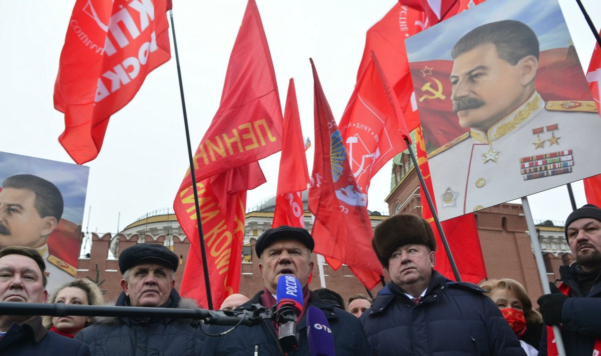 Геннадий Зюганов (в центре) под портретом Иосифа Сталина