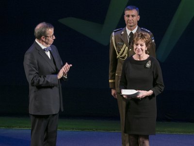 Neelie Kroes received the decoration personally from President Toomas Hendrik Ilves. 